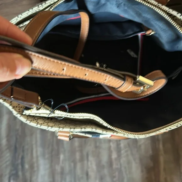 Tommy Hilfiger Beige Tote with Brown Handles - Picture 4 of 9